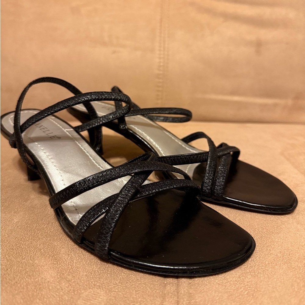 Danelle NWOT Black 1.5” Size 6 Heels